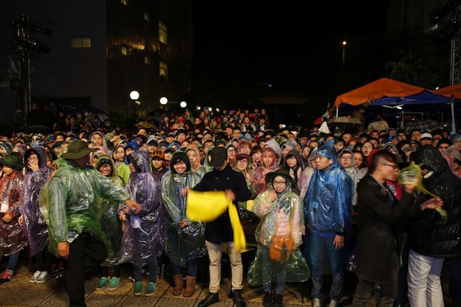 Sinh viên đại học Thăng Long Hà Nội vừa tưng bừng kỷ niệm 25 năm ngày thành lập trường bất kể thời tiết giá rét. Bài viết: http://news.zing.vn/Nu-sinh-DH-Thang-Long-dien-noi-y-giua-dem-gia-ret-post377796.html#category Nguồn Zing News 