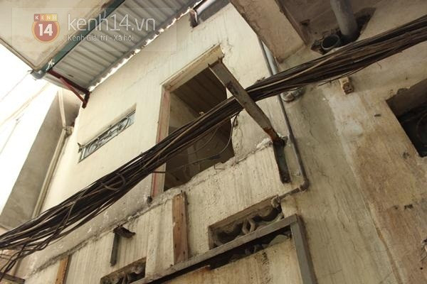 Tầng 2 bị phá thông và không được sửa chữa để sử dụng nữa.