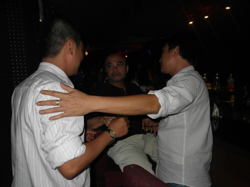 Ông vui vẻ, thân tình, mời rượu từng người