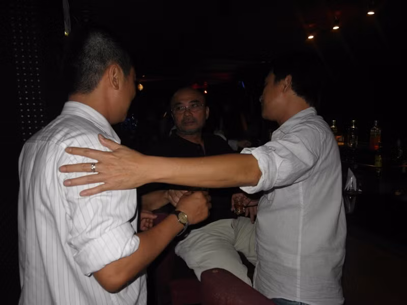 Ông vui vẻ, thân tình, mời rượu từng người