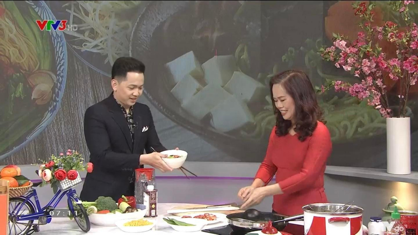 MC Hoàng Quân sinh năm 1991, gắn bó với Cafe Sáng trên VTV3 từ năm 2016. MC Hoàng Quân sinh năm 1991, gắn bó với Cafe Sáng trên VTV3 từ năm 2016.