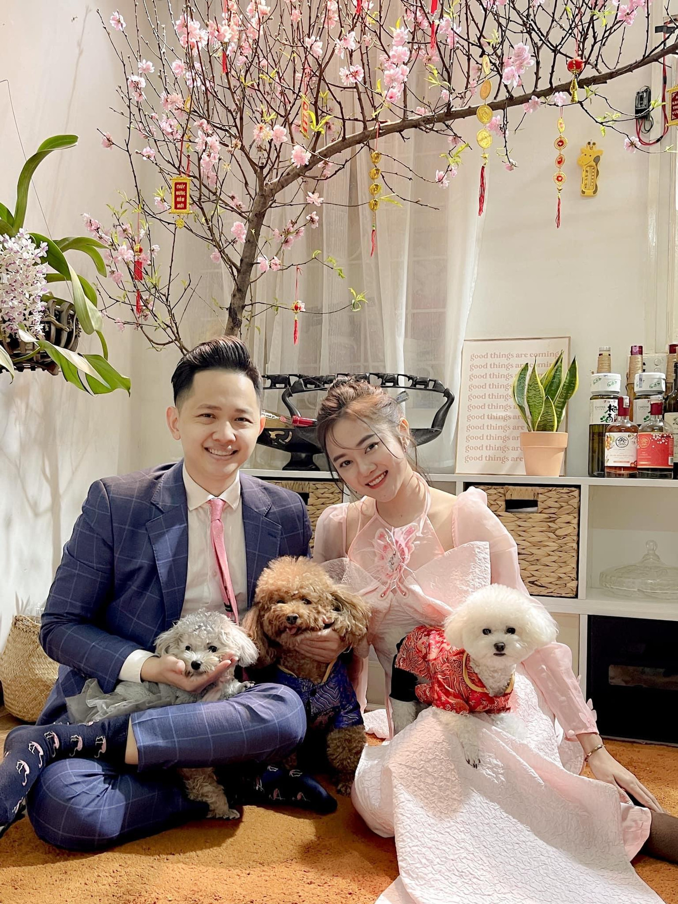 MC Hoàng Quân và vợ - YouTuber Hải Yến Babe. MC Hoàng Quân và vợ - YouTuber Hải Yến Babe.