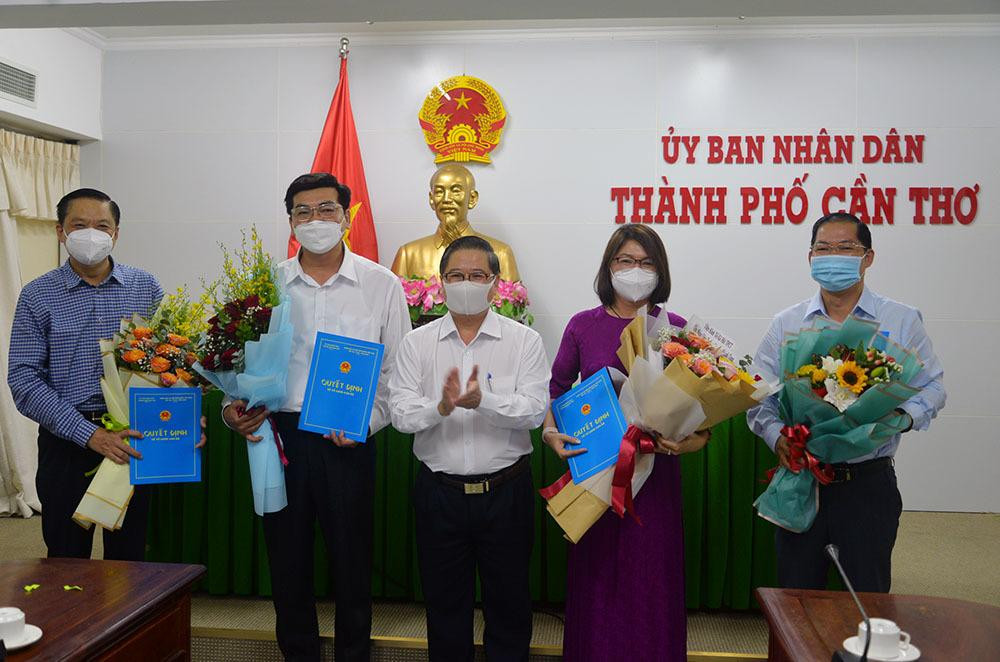 Chủ tịch UBND TP Cần Thơ trao quyết định bổ nhiệm cho các cán bộ Chủ tịch UBND TP Cần Thơ trao quyết định bổ nhiệm cho các cán bộ