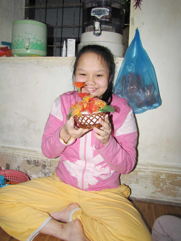 Em Trần Võ Trà My bên thành quả của mình. Em Lê Võ Trà My bên thành quả của mình