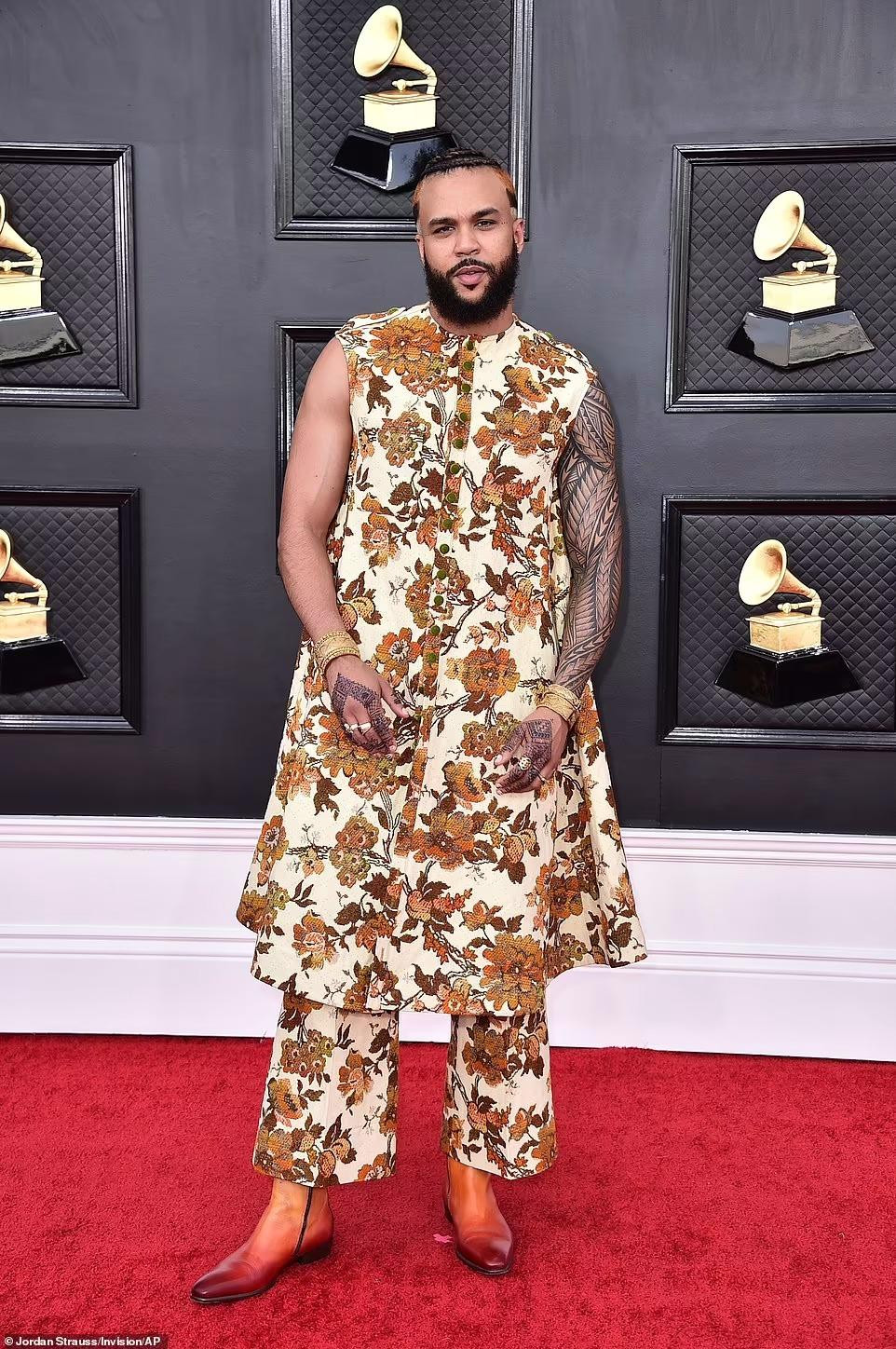 Rapper Jidenna bị dân mạng chê giống chiếc ghế sô pha hơn là ngôi sao khi diện bộ trang phục họa tiết hoa lấy cảm hứng từ thập niên 70, gồm áo dài và quần ống loe.