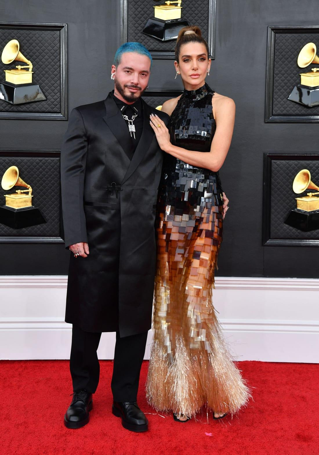Ca sĩ J Balvin dự Grammy 2022 với bạn gái, người mẫu Valentina Ferrer.