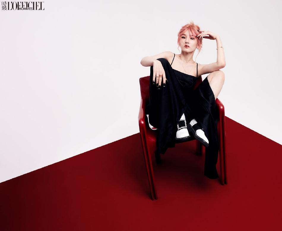 Những năm gần đây, Tổ Dung Nhi "phủ sóng" màn ảnh Hoa ngữ khi tham gia loạt tác phẩm "Thời đại thiếu niên của chúng ta", "Cửu Châu phiêu miễu lục", "Dạ thiên tử", "Thượng cổ mật ước", "Những đứa con nhà họ Kiều", "Cùng em bay lượn theo gió"… Dù chưa thực sự gây ấn tượng về diễn xuất, cô vẫn ghi dấu ấn sâu đậm bởi ngoại hình đứng ở hàng mỹ nhân hàng đầu C-biz.