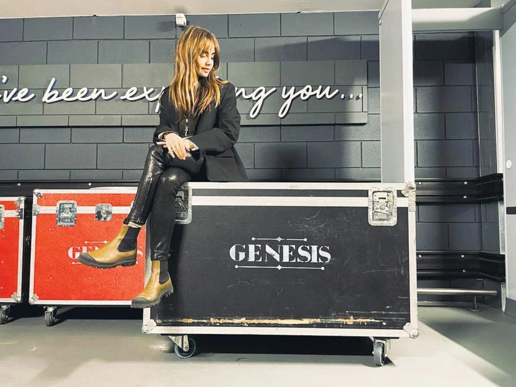 Mỹ nhân "Emily In Paris" Lily Collins bày tỏ sự tôn trọng đến màn biểu diễn cuối cùng của cha cô, tay trống Phil Collins, với tư cách thành viên nhóm nhạc Genesis. Mỹ nhân "Emily In Paris" Lily Collins bày tỏ sự tôn trọng đến màn biểu diễn cuối cùng của cha cô, tay trống Phil Collins, với tư cách thành viên nhóm nhạc Genesis.