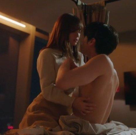 Cảnh &quot;giường chiếu&quot; của cặp đôi chính lại bị chê vụng về, buồn cười.