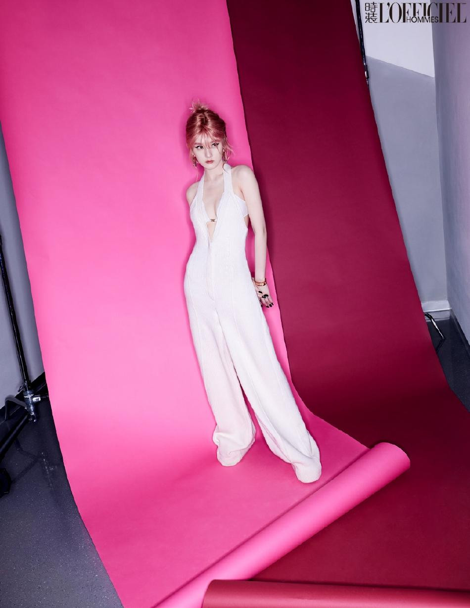 Khác với phong cách ngọt ngào, dễ thương thường thấy, Tống Tổ Nhi "lột xác" sexy, cá tính hơn. Mỹ nhân 24 tuổi không ngại diện đồ cắt xẻ táo bạo lộ cả nội y và vòng một gợi cảm.