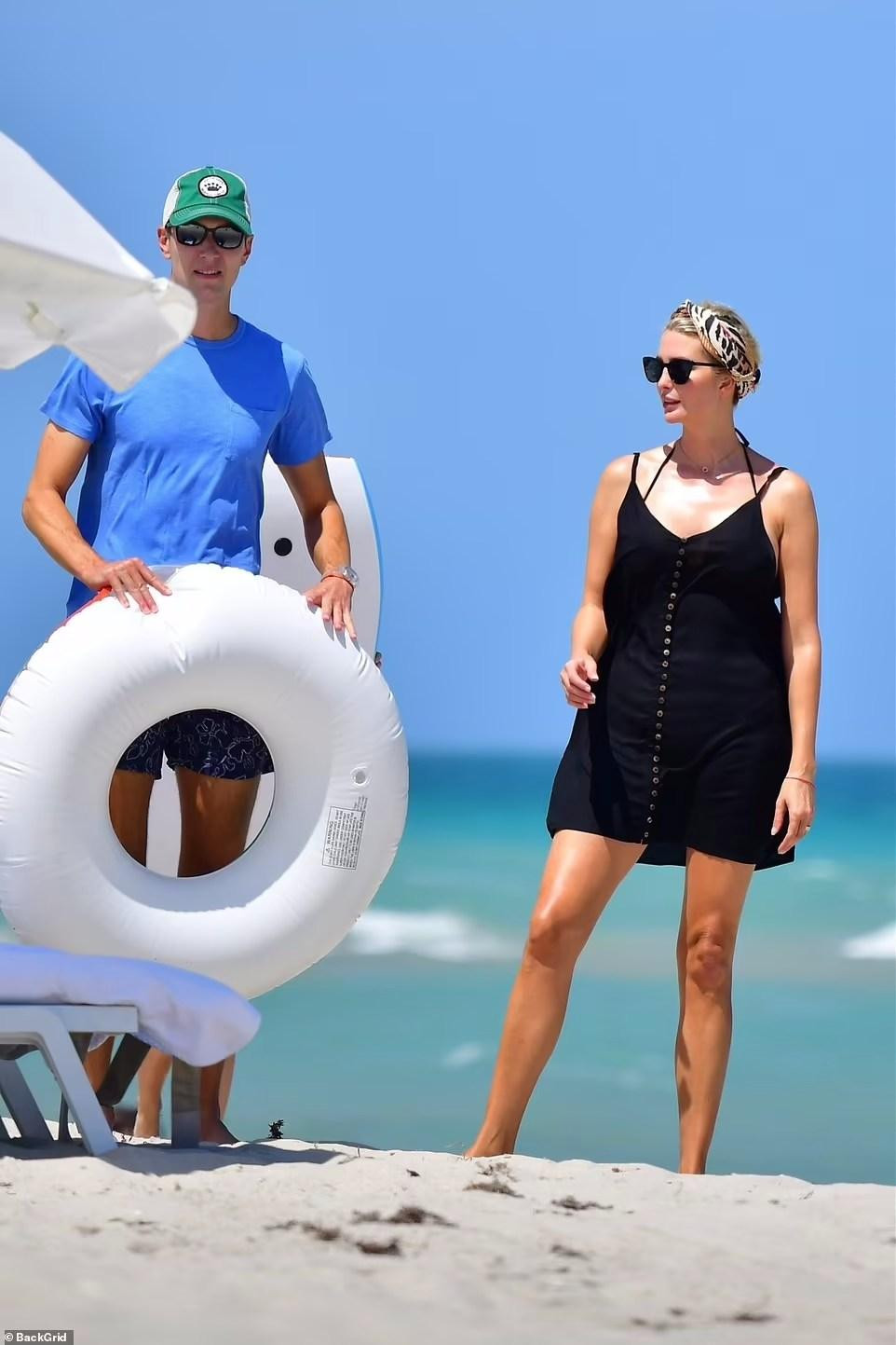 Cuối tuần qua, cánh săn ảnh bắt gặp vợ chồng Ivanka Trump và Jared Kushner dẫn ba con đi tắm biển ở Miami (Florida, Mỹ).