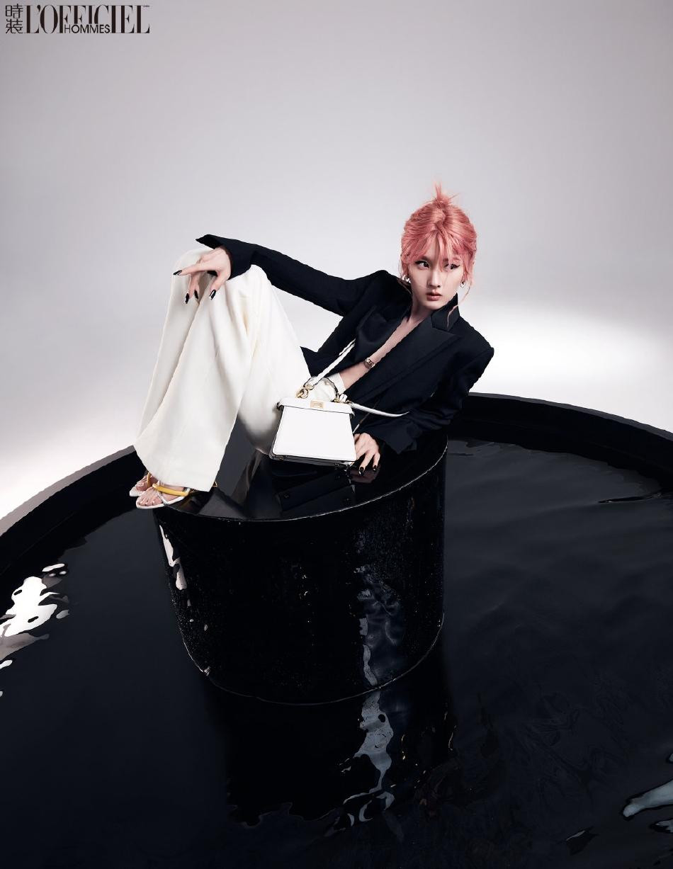 Được nhận xét phù hợp với vai diễn cổ trang, tuy nhiên, với bộ ảnh mới, ngôi sao Gen Z chứng minh cô có thể "cân" mọi tạo hình.