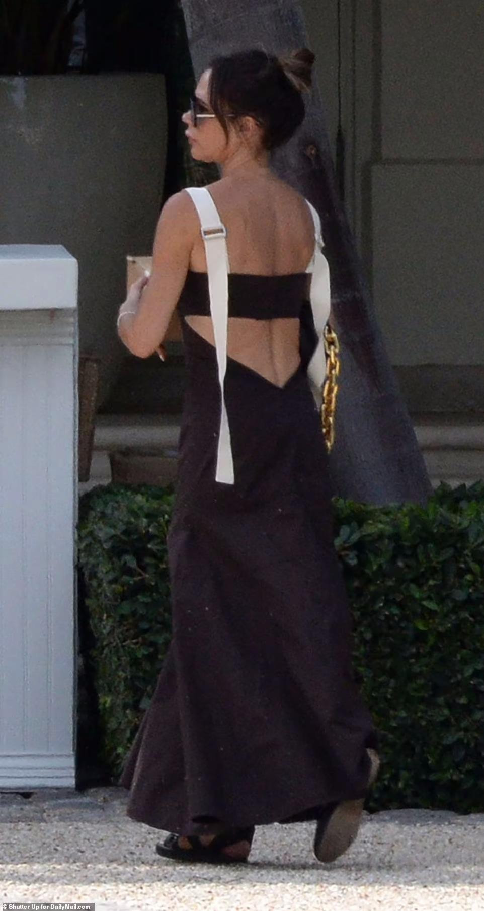 Cựu thành viên Spice Girls vẫn giữ biểu cảm lạnh lùng quen thuộc.