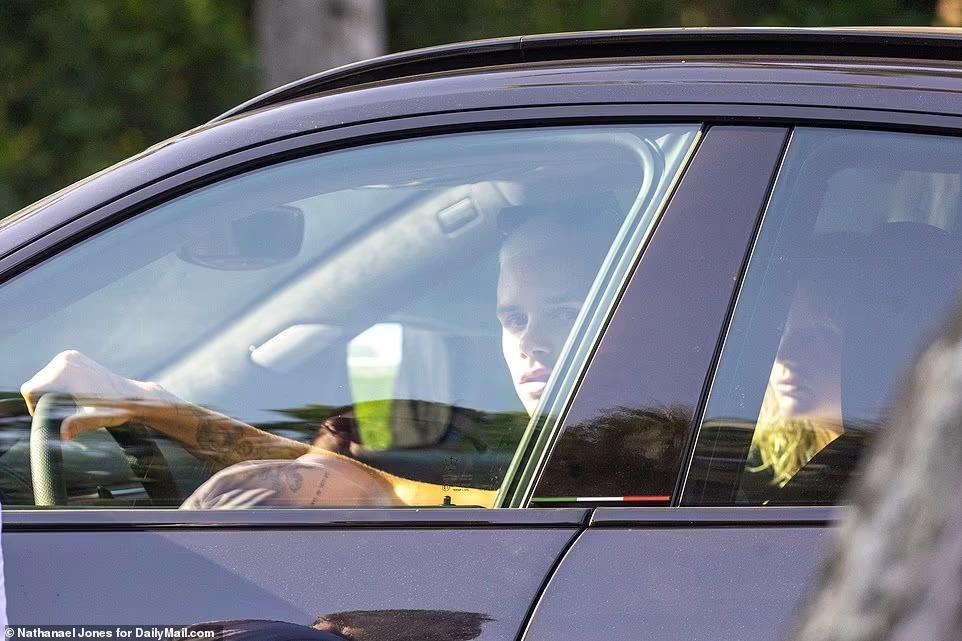 Con trai thứ nhà Beckham, Romeo, lái xe chở bạn gái Mia Regan đến dinh thự của gia đình Peltz.