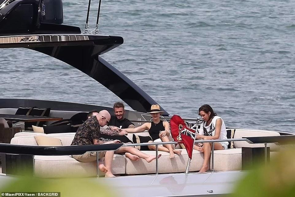 Gia đình Beckham đã đến Miami từ cuối tuần trước để chuẩn bị dự đám cưới của Brooklyn vào ngày 9/4 tới.