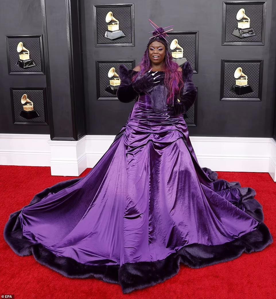 Ca/nhạc sĩ người Anh Yola trông như một phù thủy độc ác bị cuồng màu tím.