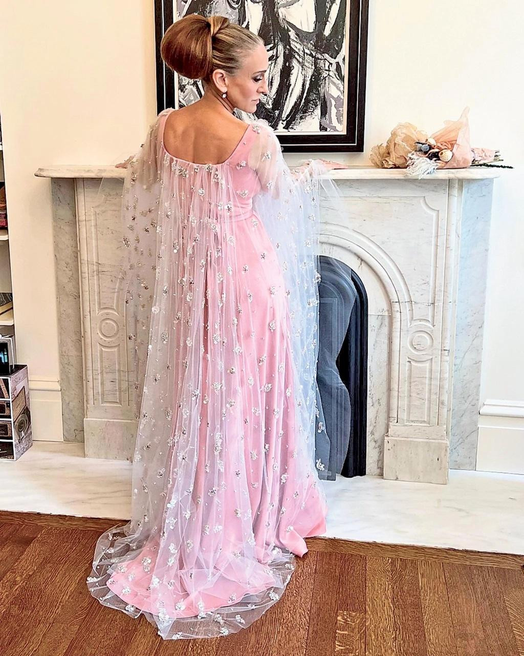 Sarah Jessica Parker làm dáng trong bộ cánh đến từ thương hiệu Prabal Gurung trước khi mở màn đêm diễn của cô và chồng Matthew Broderick với vở kịch "Plaza Suite". Sarah Jessica Parker làm dáng trong bộ cánh đến từ thương hiệu Prabal Gurung trước khi mở màn đêm diễn của cô và chồng Matthew Broderick với vở kịch "Plaza Suite".