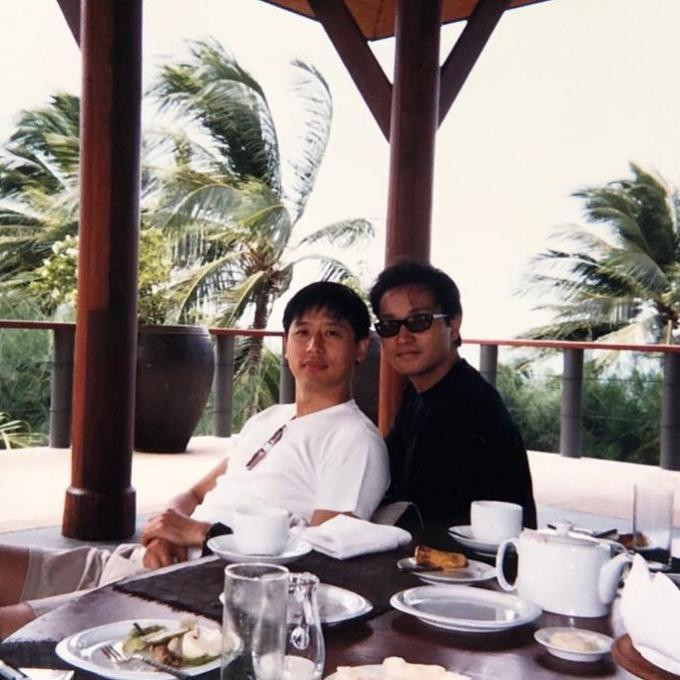 Đường Đức Hạc đăng ảnh cũ chụp cùng Trương Quốc Vinh để tưởng nhớ 19 năm ngày mất của cố diễn viên. Đường Đức Hạc đăng ảnh cũ chụp cùng Trương Quốc Vinh để tưởng nhớ 19 năm ngày mất của cố diễn viên.