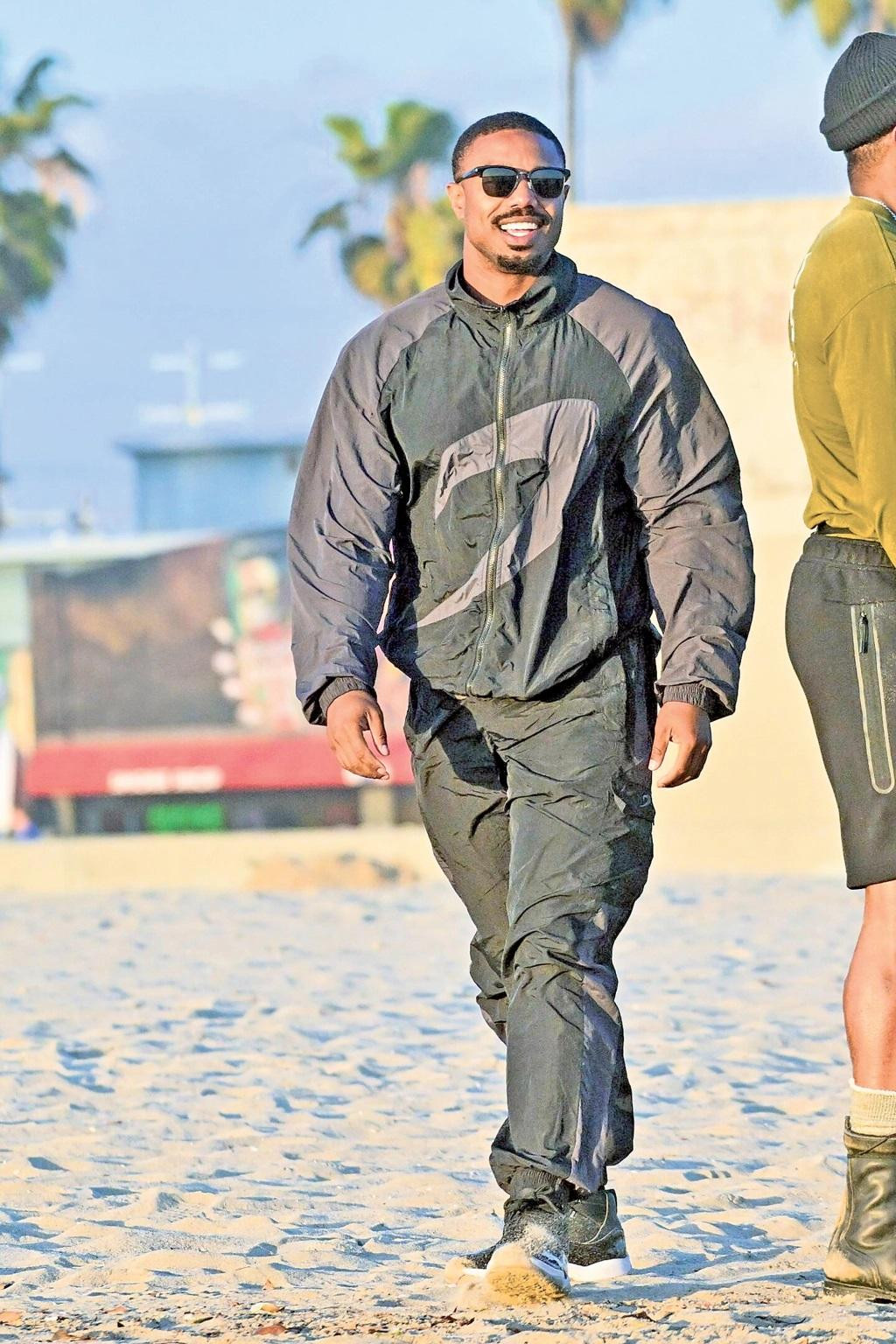 Tài tử "Chiến binh Báo Đen" Michael B. Jordan trên phim trường "Creed III" ở Atlanta. Tài tử "Chiến binh Báo Đen" Michael B. Jordan trên phim trường "Creed III" ở Atlanta.