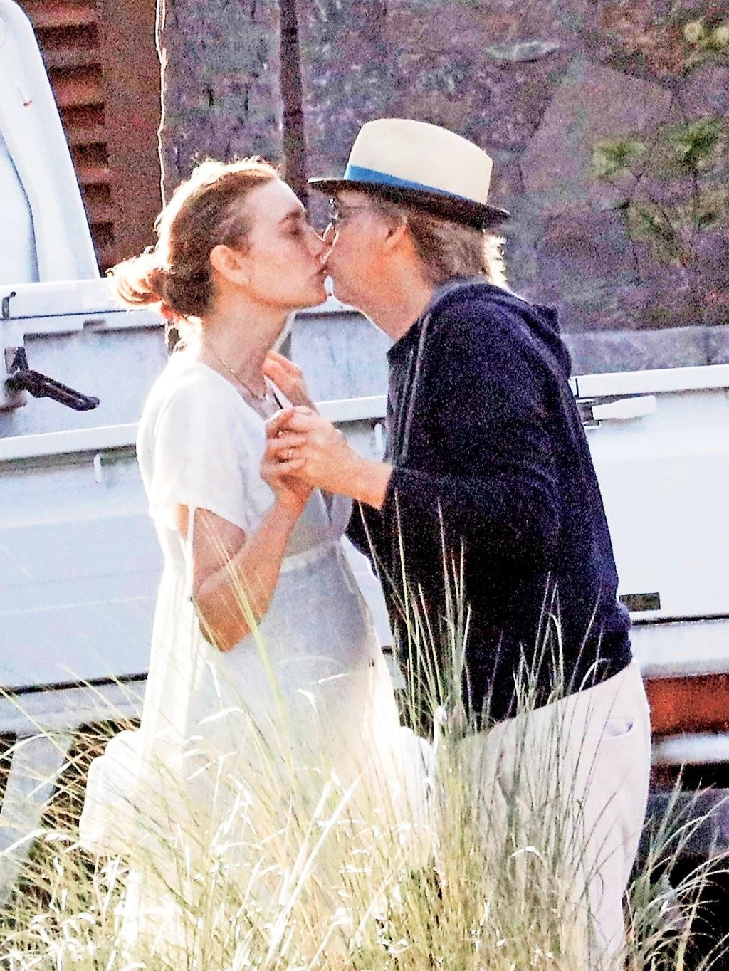 Ca sĩ 80 tuổi Paul McCartney và người vợ hơn 10 năm, Nancy Shevell, trao nhau nụ hôn ngọt ngào khi đi nghỉ ở đảo St. Barts. Ca sĩ 80 tuổi Paul McCartney và người vợ hơn 10 năm, Nancy Shevell, trao nhau nụ hôn ngọt ngào khi đi nghỉ ở đảo St. Barts.