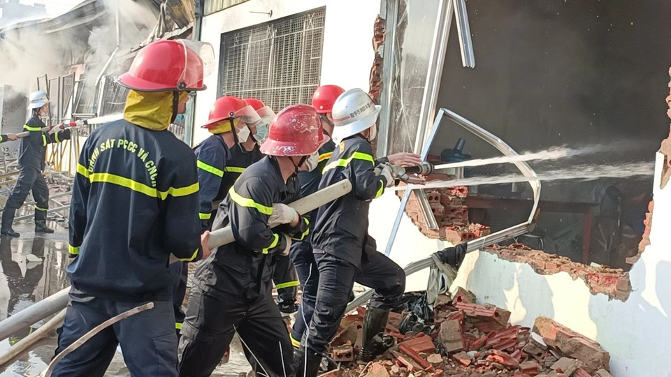 Công an tỉnh Bắc Giang cho hay đơn vị đã huy động gần 200 cảnh sát phòng cháy chữa cháy, cứu nạn, cứu hộ cùng lực lượng khác tới hiện trường để dập lửa. Cảnh sát đã phá hàng chục mét tường bao, tường rào, nhà để xe… để tiếp cận đám cháy từ phía sau.