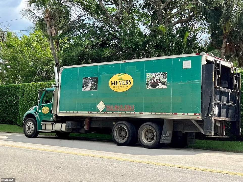 Những chiếc xe container lớn của các công ty cho thuê nội thất tiệc cưới, đồ trang trí đỗ bên ngoài dinh dự.