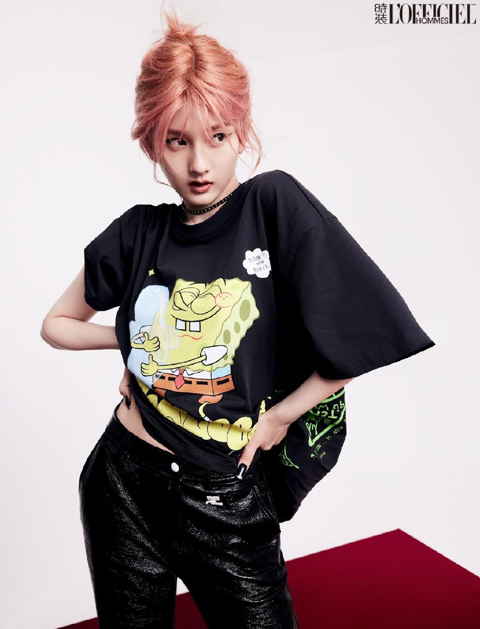 Sở hữu gương mặt xinh xảo như búp bê, kết hợp mái tóc lạ mắt, "Na Tra" sinh năm 1998 như nhân vật bước ra từ truyện tranh.