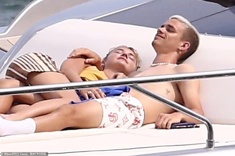 Cặp đôi sinh năm 2002 vừa ôm ấp tình cảm vừa tận hưởng ánh nắng Mặt trời và không khí biển trên boong tàu. Vẻ mặt của Romeo thư thái khác hẳn anh trai.