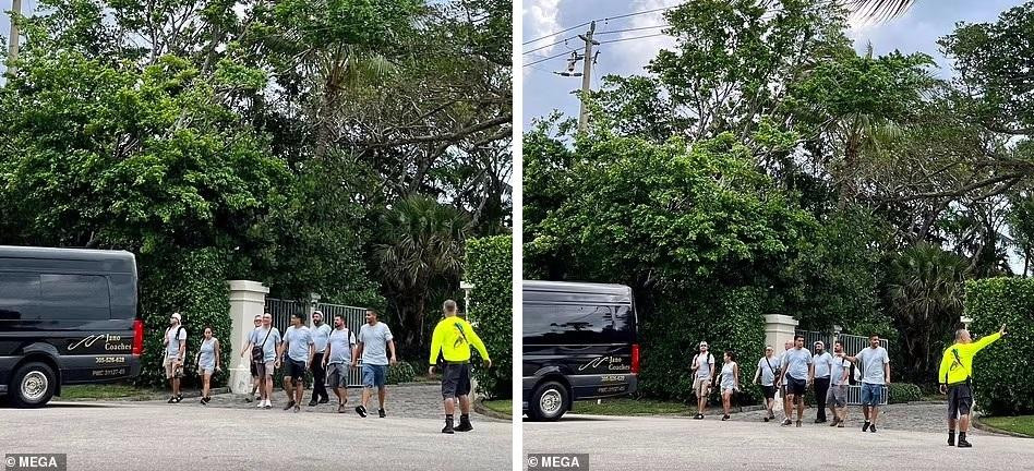 Các nhân viên của công ty tiệc cưới tụ tập trước cổng dinh thự của gia đình cô dâu. Được biết, chi phí đám cưới ước tính khoảng 4 triệu USD.