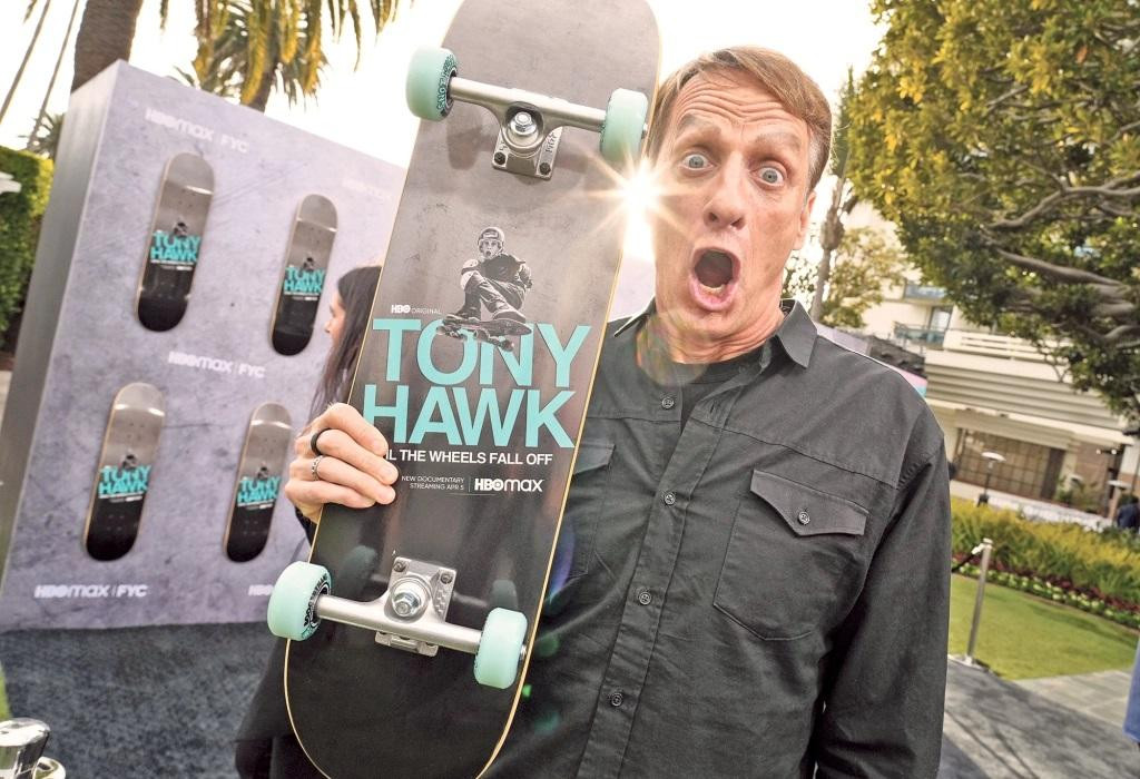 Tony Hawk tại buổi ra mắt tài liệu mới "Until the Wheels Fall Off" ở Los Angeles. Tony Hawk tại buổi ra mắt tài liệu mới "Until the Wheels Fall Off" ở Los Angeles.