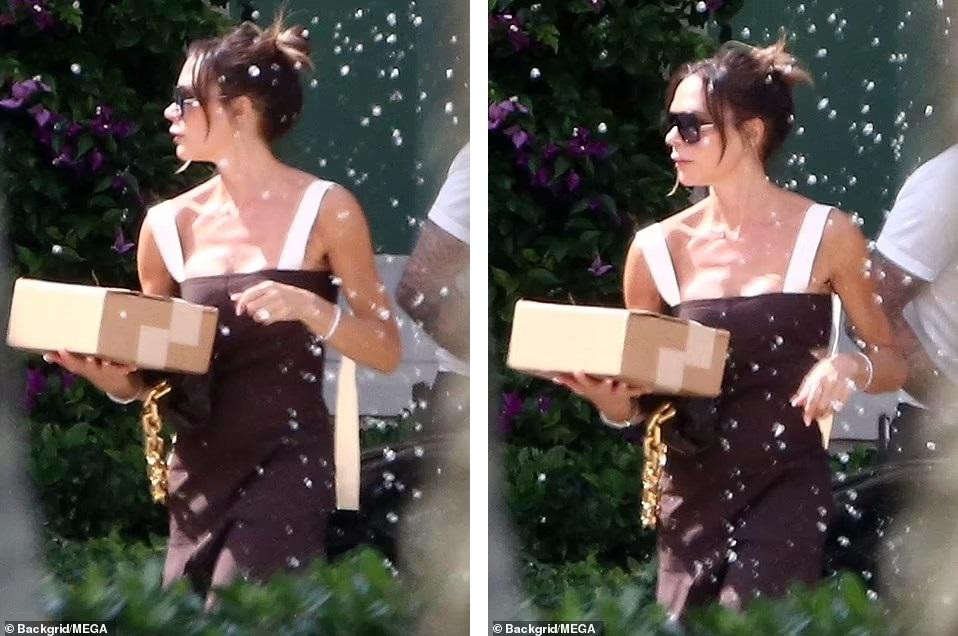 Victoria trông trẻ trung, gợi cảm trong chiếc đầm hai dây dáng dài tôn thân hình mảnh mai trước thềm tuổi 48.