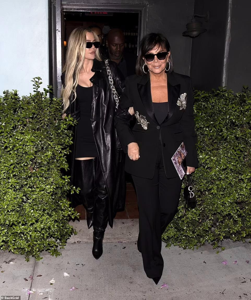 Mẹ ruột, bà Kris Jenner, và chị gái, Khloe Kardashian, có mặt ủng hộ Kendall và Kylie. Cả hai diện đồ đen phong cách, thời thượng.
