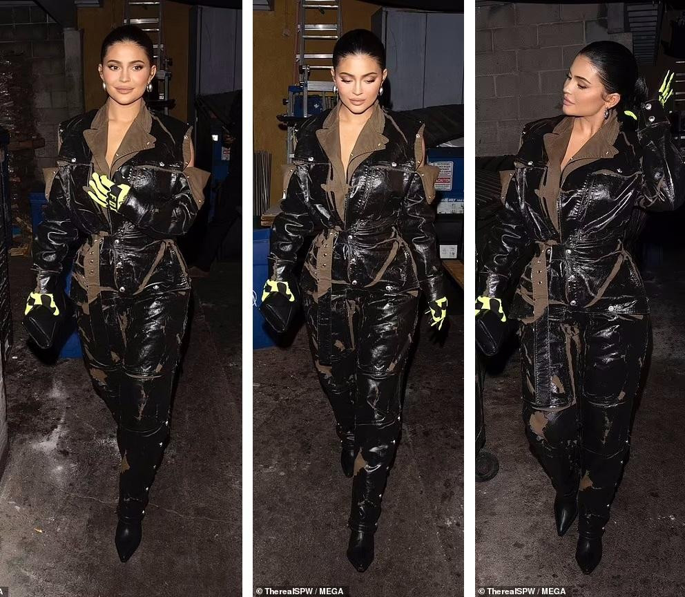 Hôm thứ Ba (5/4), Kylie tổ chức tiệc ăn mừng ra mắt dòng sản phẩm trang điểm hoa tại nhà hàng Ý Osteria Mozza ở Los Angeles (Mỹ). Cô mặc bộ đồ da kết hợp với găng tay dạ quang sành điệu, chất chơi.