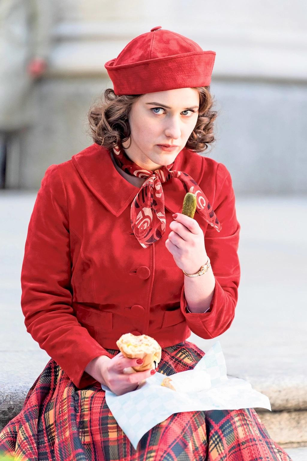 Nữ diễn viên Rachel Brosnahan thưởng thức bữa ăn đơn giản với bánh mì và dưa chuột muối chua trên phim trường "The Marvelous Mrs. Maisel". Nữ diễn viên Rachel Brosnahan thưởng thức bữa ăn đơn giản với bánh mì và dưa chuột muối chua trên phim trường "The Marvelous Mrs. Maisel".