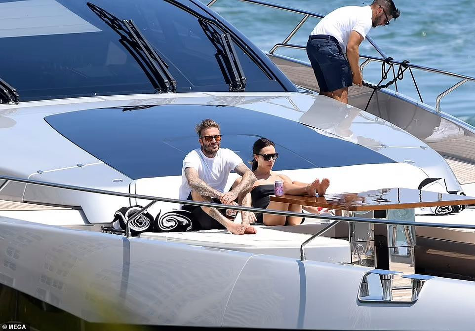 Mới đây, vợ chồng Victoria và David Beckham dẫn các con và những người thân khác trong gia đình đi nghỉ trên du thuyền trị giá 6,5 triệu USD mới tậu tại Miami, Florida, Mỹ.