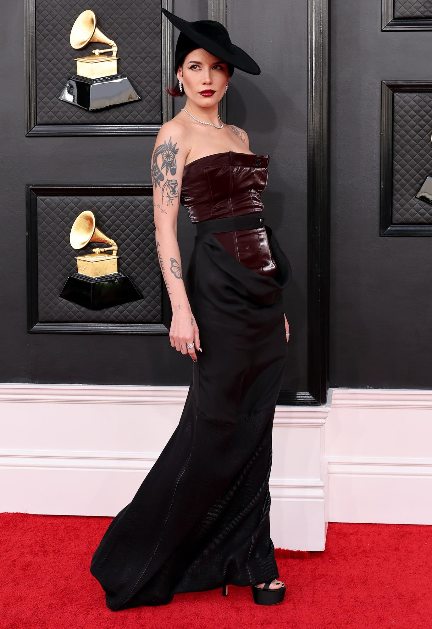 Halsey trông quyền lực, cá tính.