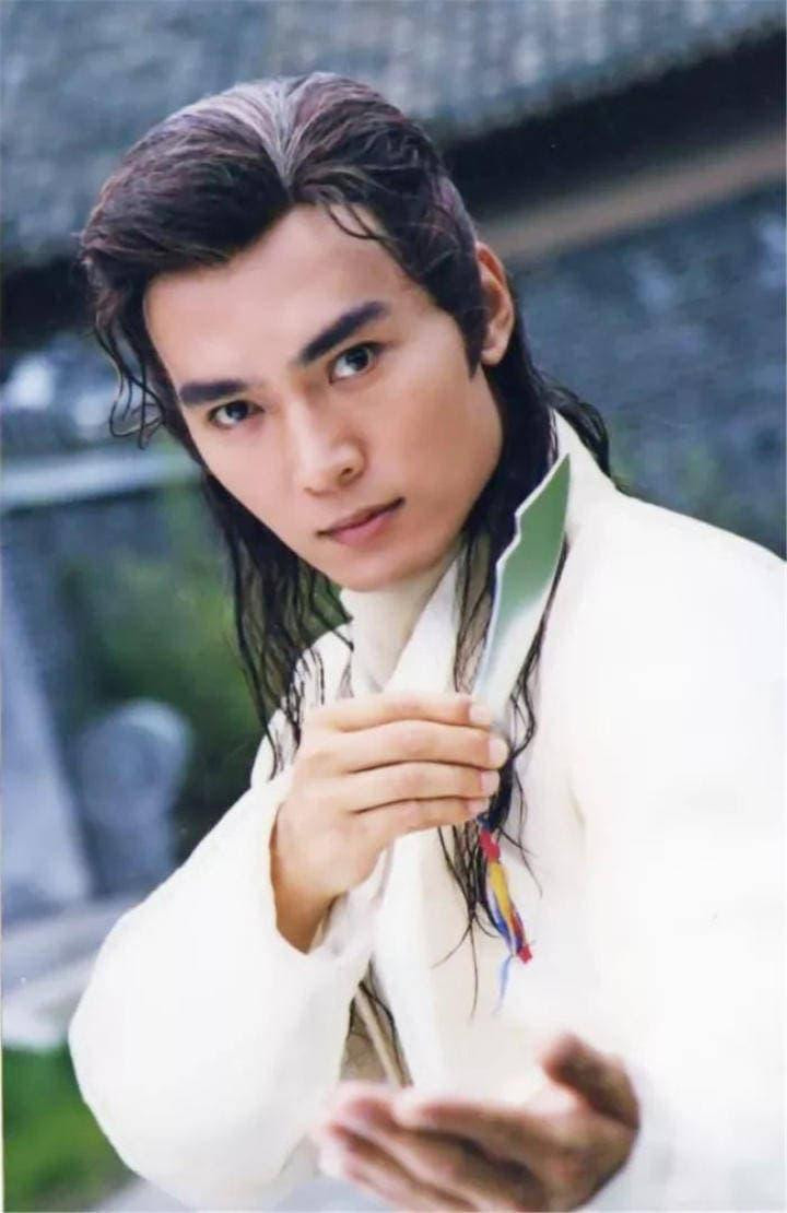 Tiêu Ân Tuấn thời trẻ được mệnh danh là "Đệ nhất mỹ nam cổ trang". Anh được lòng người hâm mộ nhờ ngoại hình khôi ngô, tuấn tú, lãng tử hào hoa.