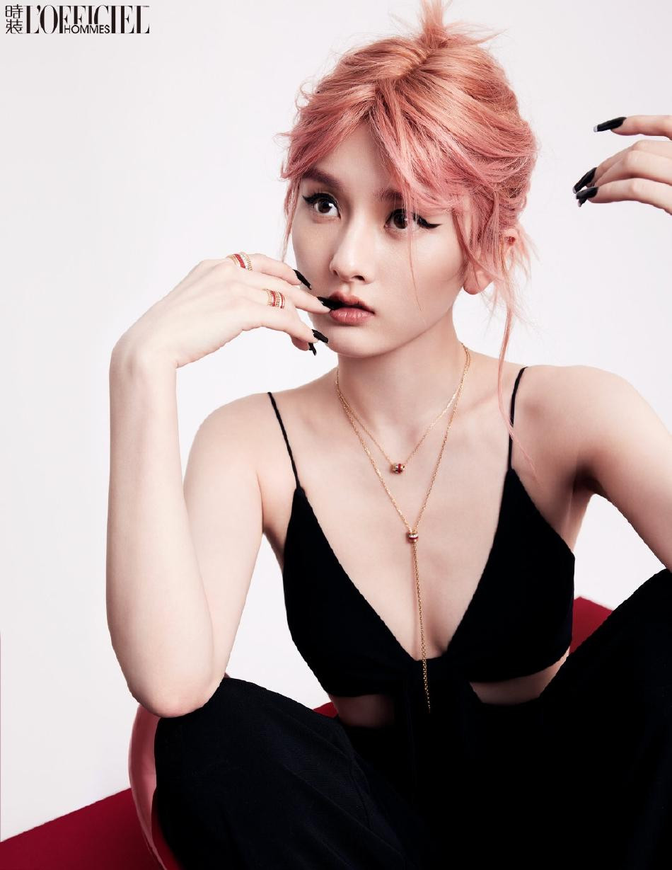 Tống Tổ Nhi sinh năm 1998, là nữ diễn viên nổi tiếng làng giải trí Hoa ngữ. Cô bắt đầu gia nhập showbiz từ năm 7 tuổi trong bộ phim truyền hình Biển Rộng Trời Cao (2005). Sau đó, cô tiếp tục góp mặt trong nhiều bộ phim khác như Mật Lệnh 1949, Thanh Thành Chi Luyến (đều cùng năm 2005), Bạn Là Thiên Sứ (2007). Cô nổi tiếng nhất với vai Tam Thái tử Na Tra trong bộ phim "Bảo Liên Đăng tiền truyện" năm 2009.