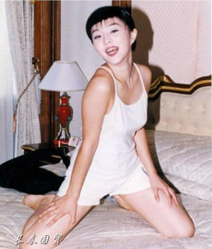 Phạm Băng Băng mang vẻ đẹp cá tính, hiện đại cũng rất đáng yêu, ngọt ngào ở tuổi 18.