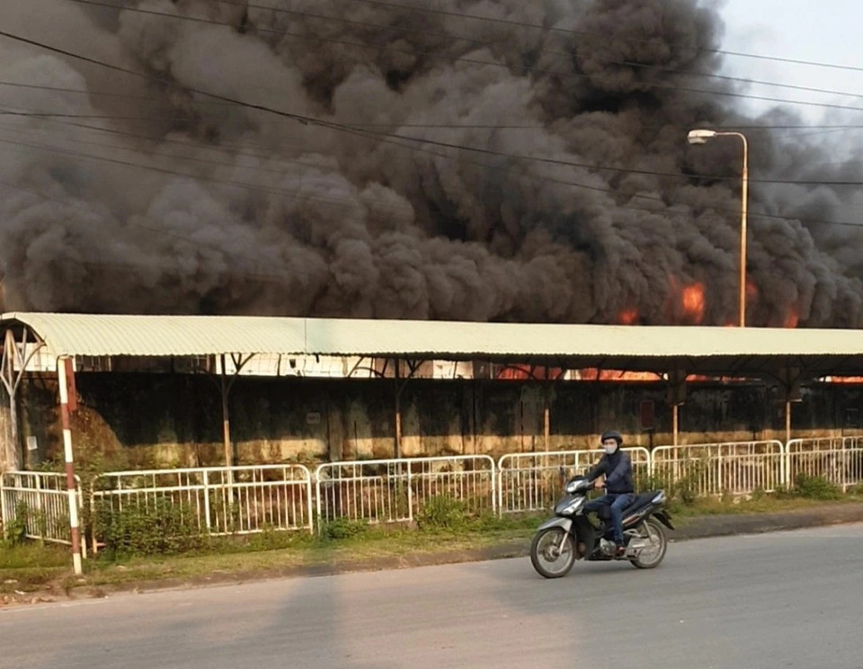 Khói đen từ vụ cháy bùng lên dữ dội do có nhiều nguyên liệu bắt lửa. Ngọn lửa được ghi nhận bùng lên tại nhà ăn của công ty.