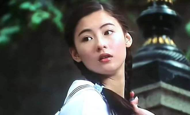 Trương Bá Chi “hớp hồn” với gương mặt bầu bĩnh, ngây thơ. 18 tuổi cũng là thời điểm cô mới bắt đầu sự nghiệp trong làng giải trí Hoa ngữ. Với nhan sắc này, không khó hiểu khi ngay lập tức cô &quot;lọt mắt xanh&quot; Châu Tinh Trì và được mời đóng vai nữ chính trong &quot;Vua hài kịch&quot; một năm sau đó.