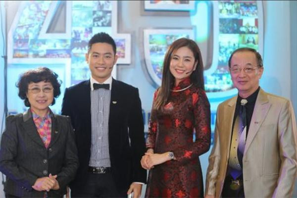 NSƯT Kim Tiến (ngoài cùng bên trái) và NSƯT Thanh Hùng (ngoài cùng bên phải).