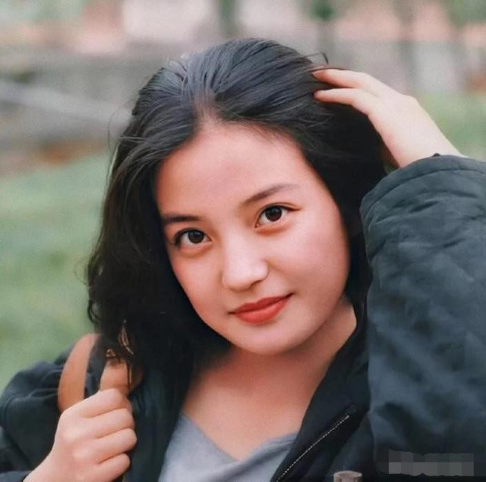 Triệu Vy bắt đầu bước chân vào làng giải trí vào năm 18 tuổi. Cô nhanh chóng nhận được sự chú ý với vẻ đẹp thông minh, tinh nghịch, đặc biệt đôi mắt to tròn linh động, lém lỉnh. Nhờ đó, cô hóa thân xuất sắc vào vai Tiểu Yến Tử trong &quot;Hoàn Châu cách cách&quot; và trở thành sao hạng A đình đám châu Á.