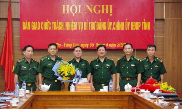 Lãnh đạo Bộ Chỉ huy BĐBP tỉnh Bà Rịa - Vũng Tàu tặng hoa chúc mừng Đại tá Đinh Quốc Tuấn chờ nghỉ hưu theo chế độ.