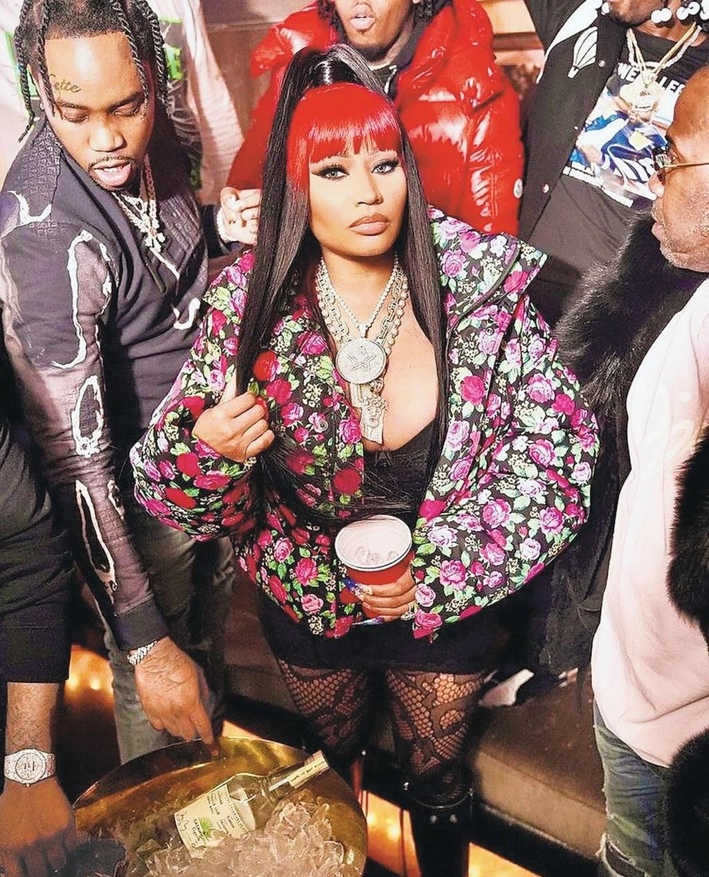 Nicki Minaj trong bộ cánh đậm chất hip-hop khi ra mắt ca khúc "We Go Up" với Fivio Foreign. Nicki Minaj trong bộ cánh đậm chất hip-hop khi ra mắt ca khúc "We Go Up" với Fivio Foreign.