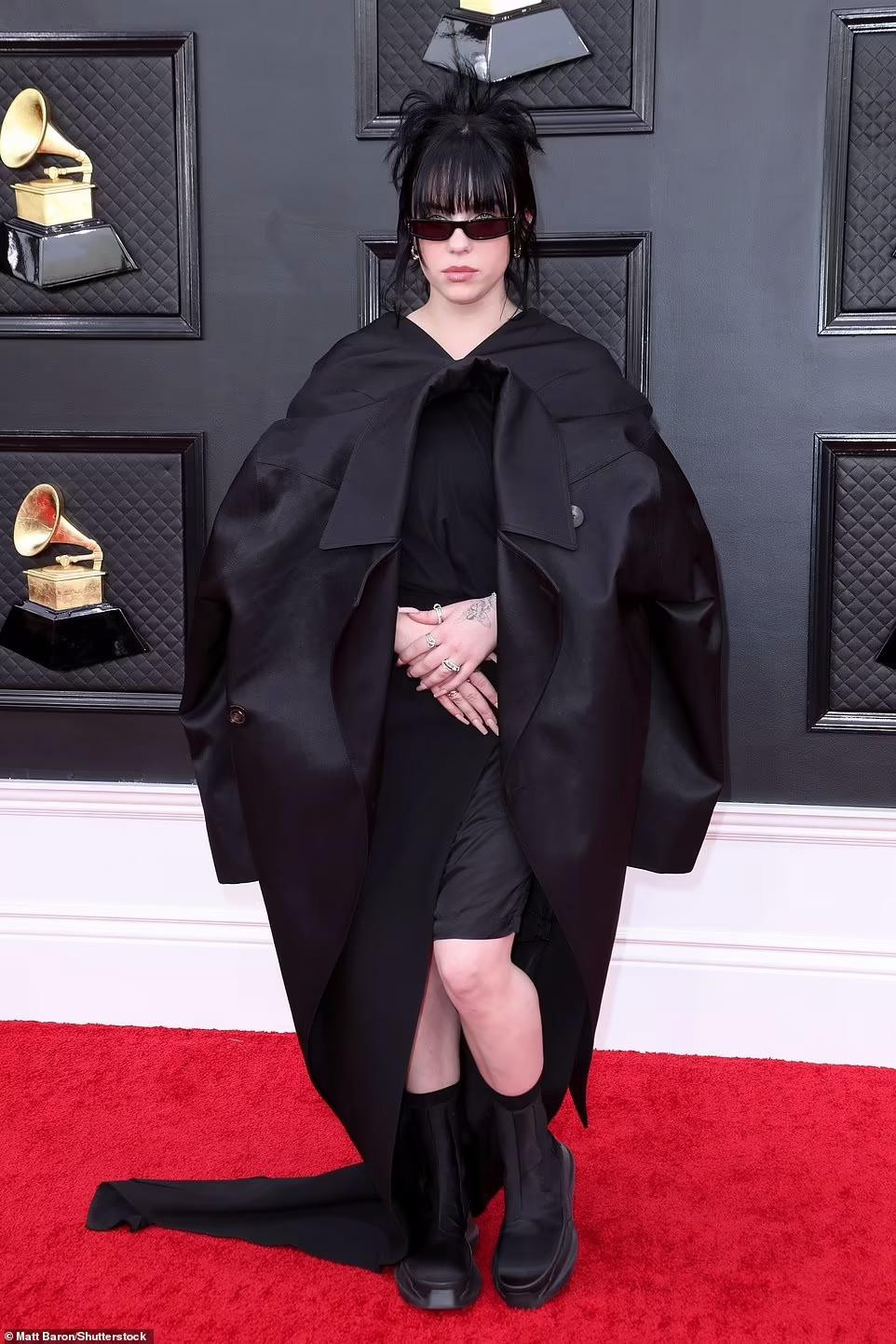 Billie Eilish dẫn đầu danh sách những ngôi sao ăn mặc xấu nhất tại Lễ trao giải Grammy lần thứ 64 diễn ra ở Las Vegas vào tối Chủ nhật (3/4, giờ địa phương). Bộ đồ quá khổ khiến cơ thể cô trông càng &quot;phát tướng&quot;.