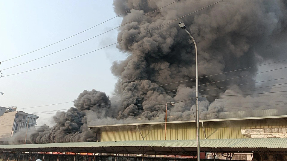 Hỏa hoạn xảy ra sáng 8/4 tại Công ty cổ phần May quốc tế Vietpan-Pacific (đường Xương Giang, thành phố Bắc Giang, tỉnh Bắc Giang).