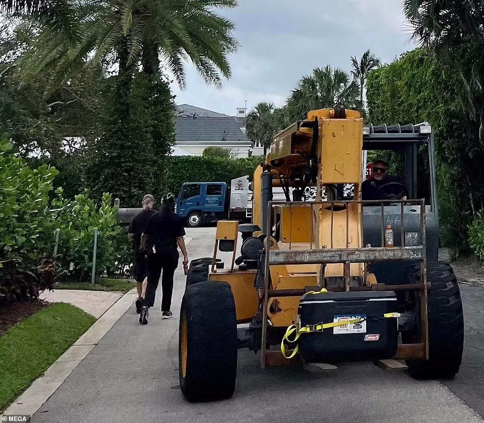 Cánh săn ảnh còn phát hiện một chiếc xe đào đất tại khu vực sắp tổ chức hôn lễ.