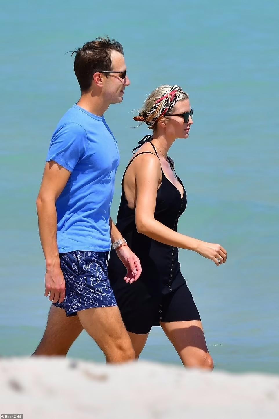 Ivanka cùng chồng đi dạo dọc bờ biển. Gia đình nổi tiếng chuyển từ thủ đô Washington, DC đến Miami vào năm ngoái sau khi ông Trump kết thúc nhiệm kỳ Tổng thống Mỹ.