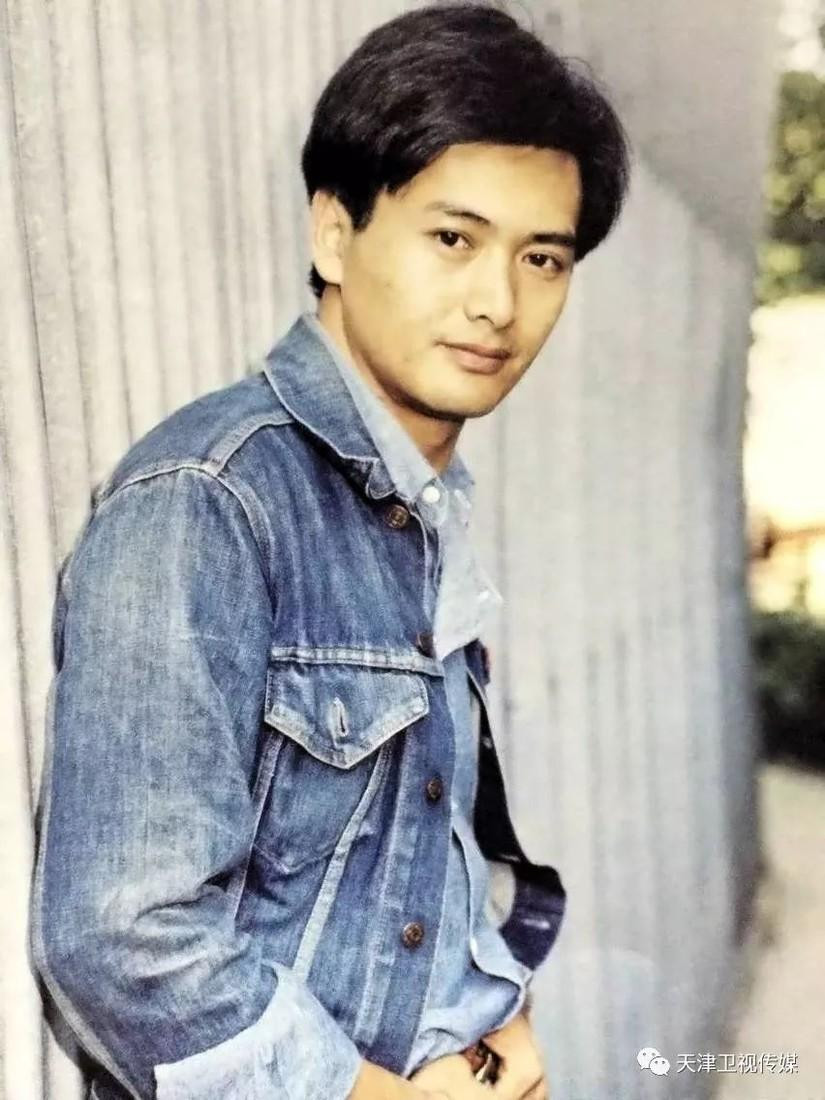 Khi còn trẻ, Châu Nhuận Phát thu hút phái nữ bởi vóc dáng cao ráo, gương mặt nam tính, trưởng thành và bí ẩn.